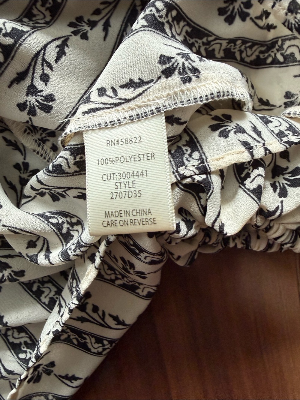 Max Studio Boho Black & White Floral Long Sleeve Smocked VNeck Womens Size L - Picture 3 of 3